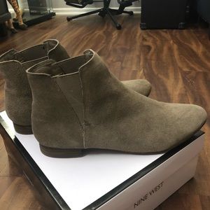 Steve Madden taupe ankle boot